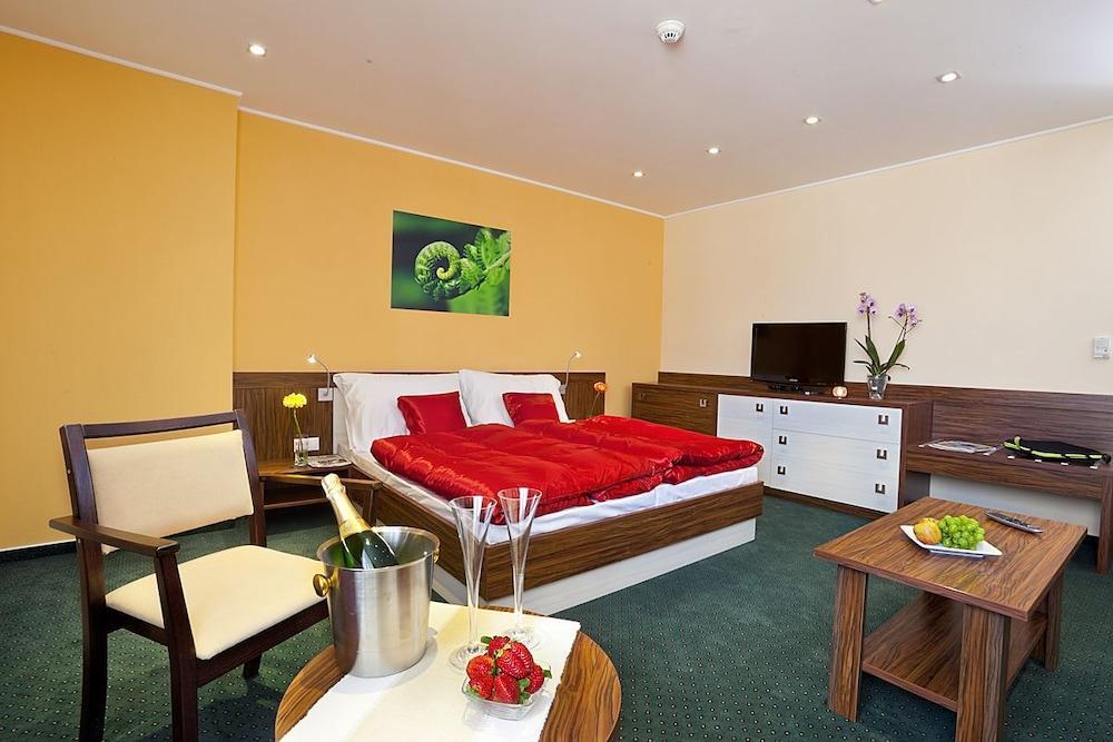 Hotel Viktor Bratislava Buitenkant foto
