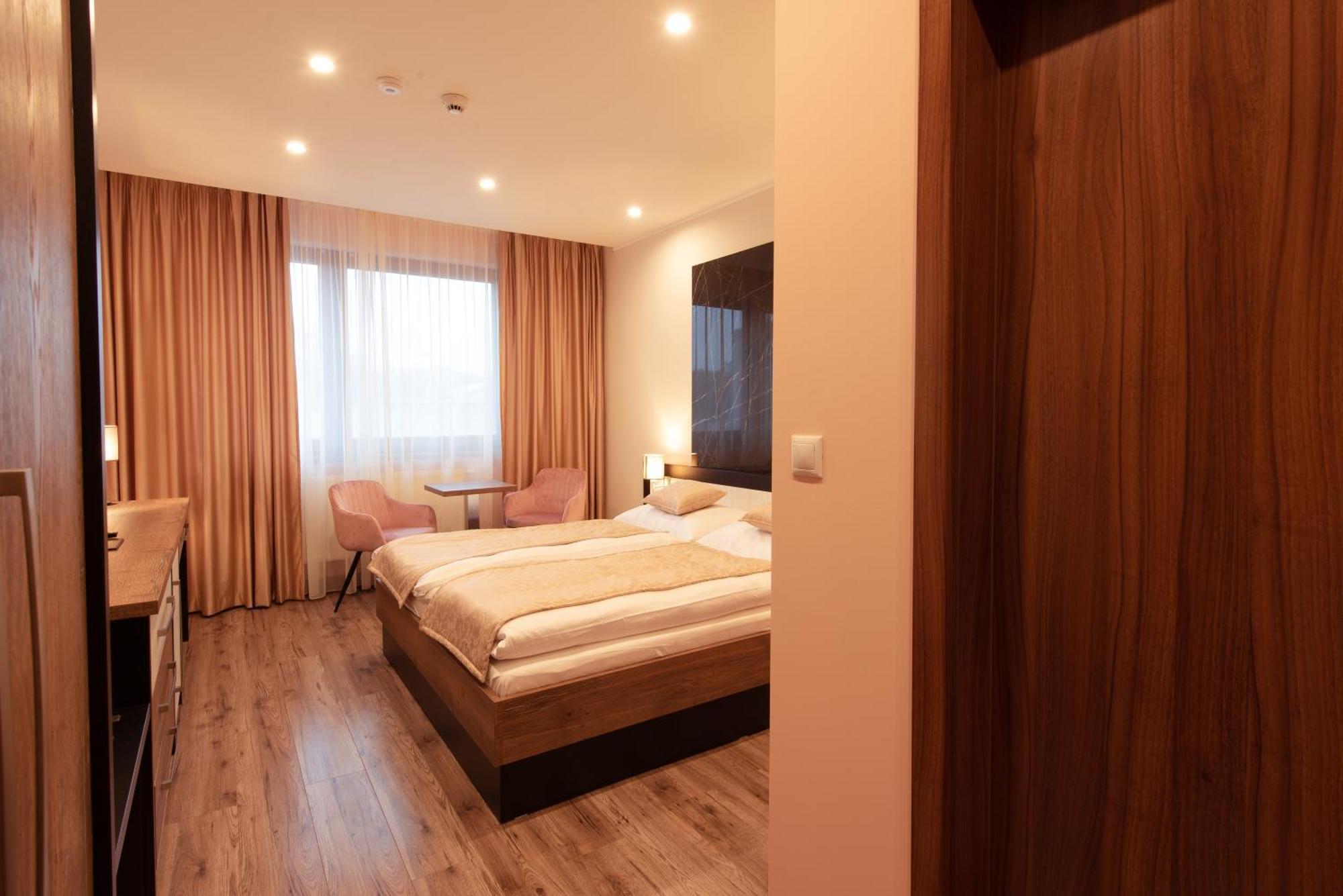 Hotel Viktor Bratislava Buitenkant foto